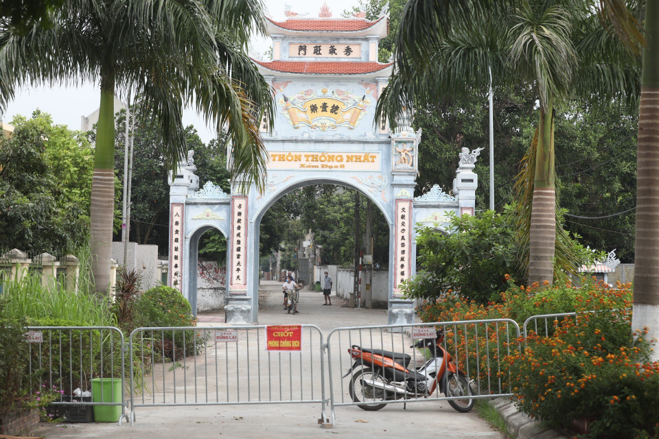 Chốt kiểm soát cứng tại thôn Thống Nhất, xã Thọ An, huyện Đan Phượng. (Ảnh: Minh Quyết/TTXVN)