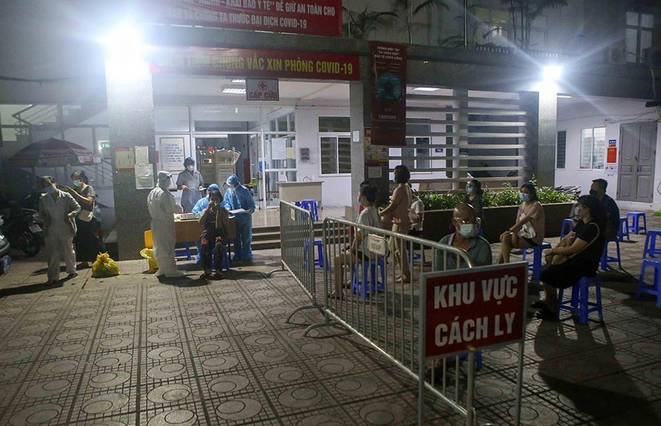 Tối 27/7, quận Hai Bà Trưng lấy mẫu xét nghiệm COVID-19 cho những người đến Bệnh viện Phổi Hà Nội từ ngày 6-25/7. (Ảnh: Tuấn Đức/TTXVN)