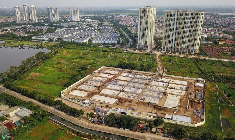 Bệnh viện dã chiến tại ngõ 587 Tam Trinh (quận Hoàng Mai) chuyên thu dung, điều trị bệnh nhân COVID-19 nặng và nguy kịch đang được đẩy nhanh tiến độ xây dựng để hoàn thành đúng tiến độ vào cuối tháng 8. (Ảnh: Thành Đạt/TTXVN)