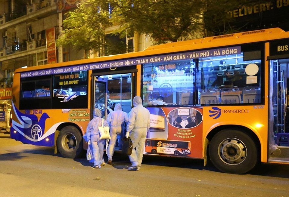 Tối 8/8, sau khi có thông tin về một ca nghi nhiễm SARS-CoV2 tại số 307 phố Trần Đại Nghĩa (phường Trương Định), lực lượng chức năng quận Hai Bà Trưng (Hà Nội) phong tỏa tạm thời một đoạn phố, tổ chức lấy mẫu xét nghiệm cho những người có liên quan, yêu cầu tự cách ly tại nhà cho đến khi có thông báo, đưa một số người tiếp xúc gần đi cách ly tập trung. (Ảnh: Hoàng Hiếu/TTXVN)