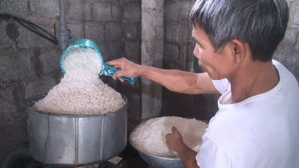 Sau khi được đãi sạch và ngâm từ 2-4 giờ đồng hồ, gạo được cho vào máy xay với nước. (Ảnh: Khiếu Tư/TTXVN)