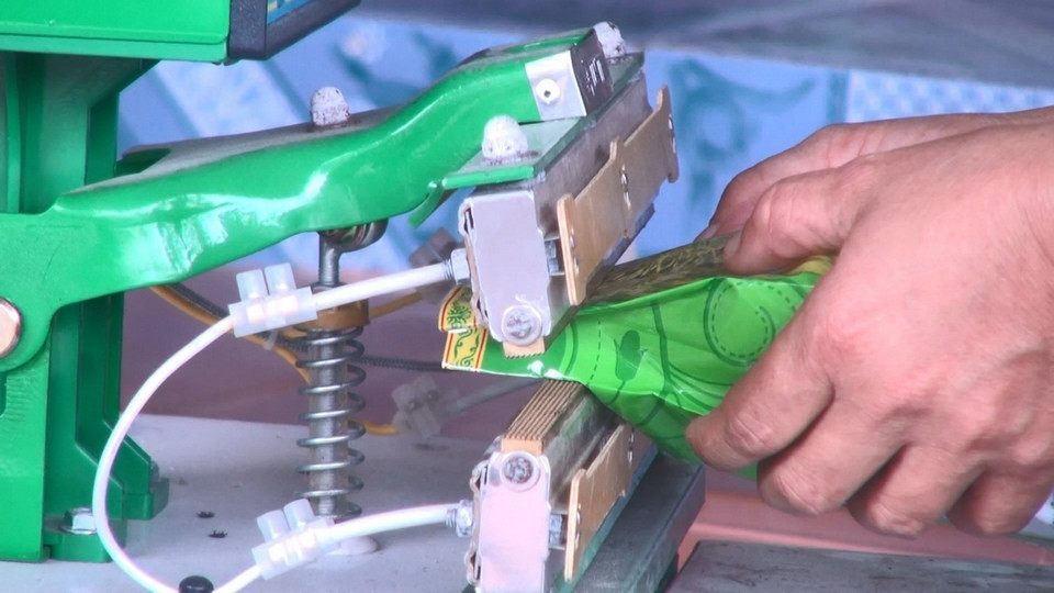 Công đoạn đóng gói được thực hiện hoàn toàn bằng máy. (Ảnh: Khiếu Tư/TTXVN)