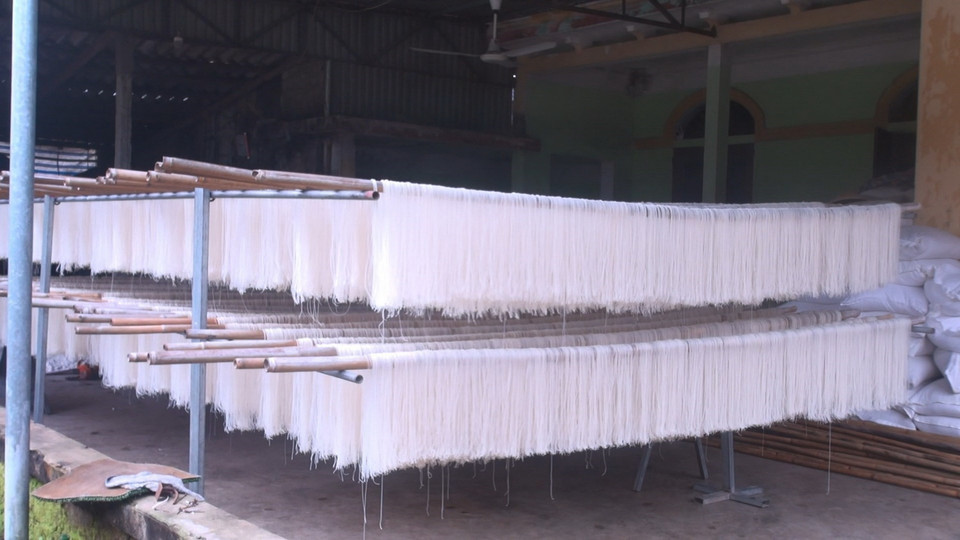 Miến được tận dụng phơi dưới mái hiên nhà. (Ảnh: Khiếu Tư/TTXVN)