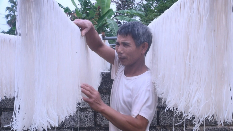 Miến được phơi ở những nơi có nắng, gió. (Ảnh: Khiếu Tư/TTXVN)