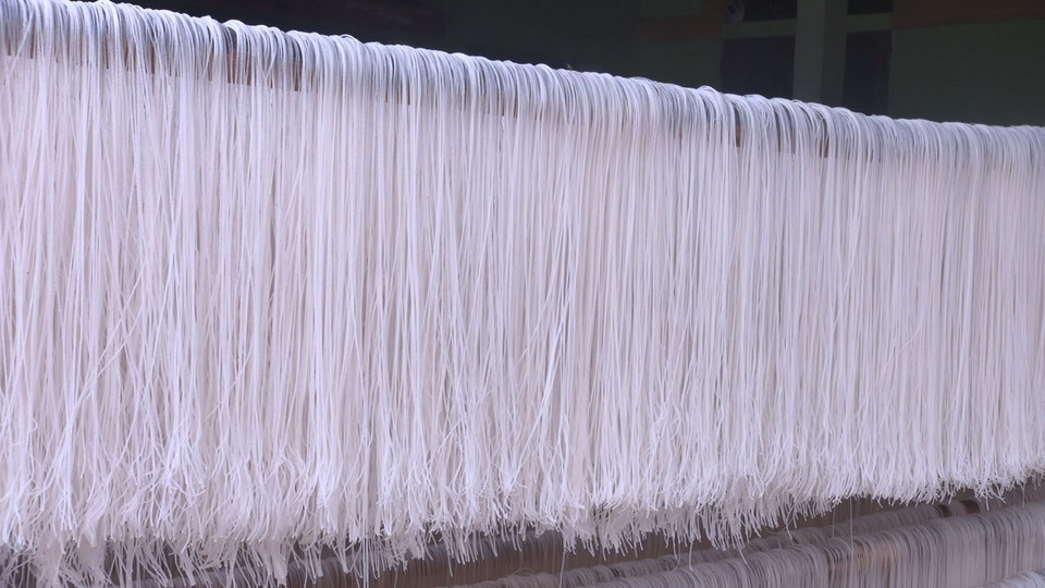 Những sợi miến được ủ trong vòng khoảng 5-7 giờ đồng hồ sau đó rũ trong nước lạnh và đem phơi khô trên sào. (Ảnh: Khiếu Tư/TTXVN)