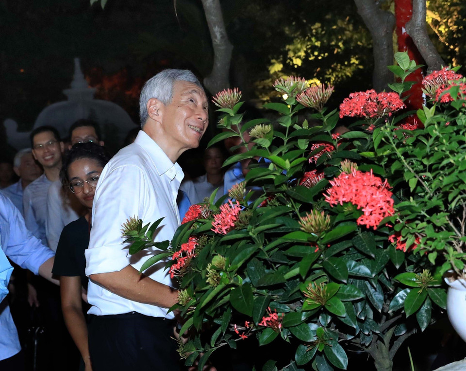 Thủ tướng Cộng hòa Singapore Lý Hiển Long ấn tượng với kiến trúc độc đáo cùng vẻ đẹp cổ kính tại Đền Ngọc Sơn. (Ảnh: An Đăng/TTXVN)