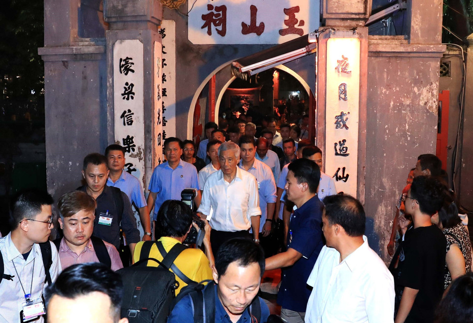 Thủ tướng Cộng hòa Singapore Lý Hiển Long tham quan Đền Ngọc Sơn. (Ảnh: An Đăng/TTXVN)