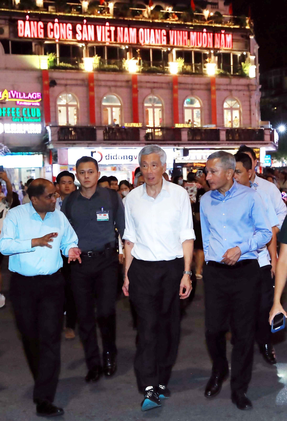 Thủ tướng Cộng hòa Singapore Lý Hiển Long tham quan tại Quảng trường Đông Kinh Nghĩa Thục. (Ảnh: An Đăng/TTXVN)