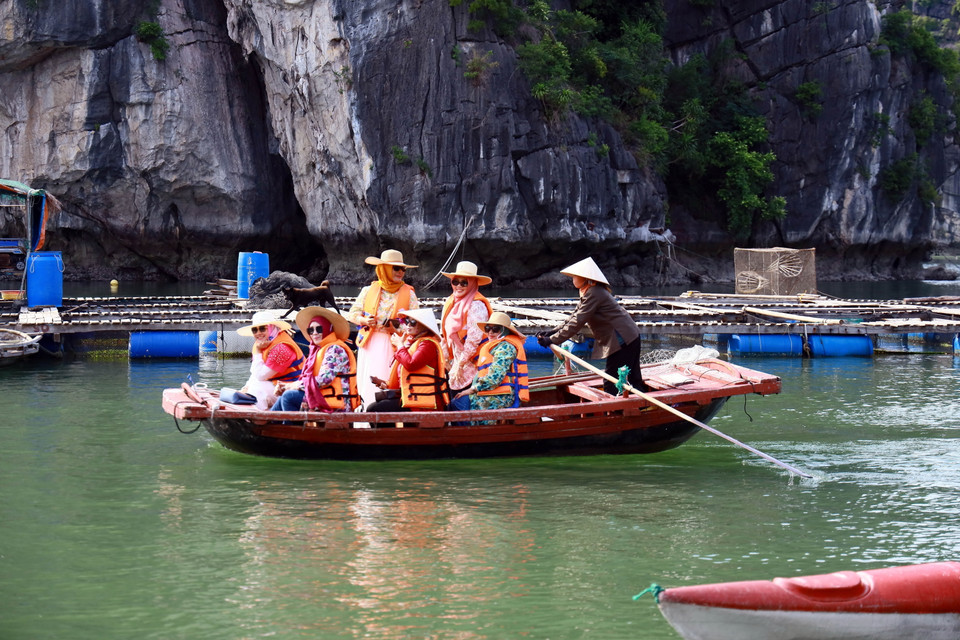 Du khách khám phá làng chài Vung Viêng trên Vịnh Hạ Long. (Ảnh: Đức Hiếu/TTXVN)