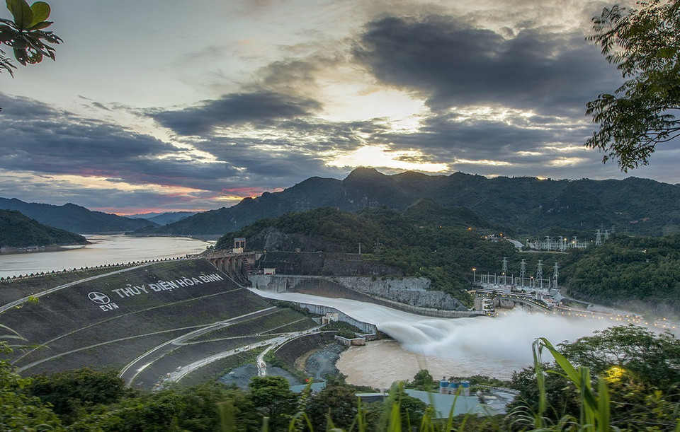 Toàn cảnh nhà máy thủy điện Hòa Bình xả lũ. (Ảnh: Trọng Đạt/TTXVN)