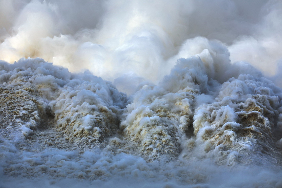 Nước bung ra trắng xóa từ các cửa xả đáy của Thủy điện Hòa Bình. (Ảnh: Trọng Đạt/TTXVN)