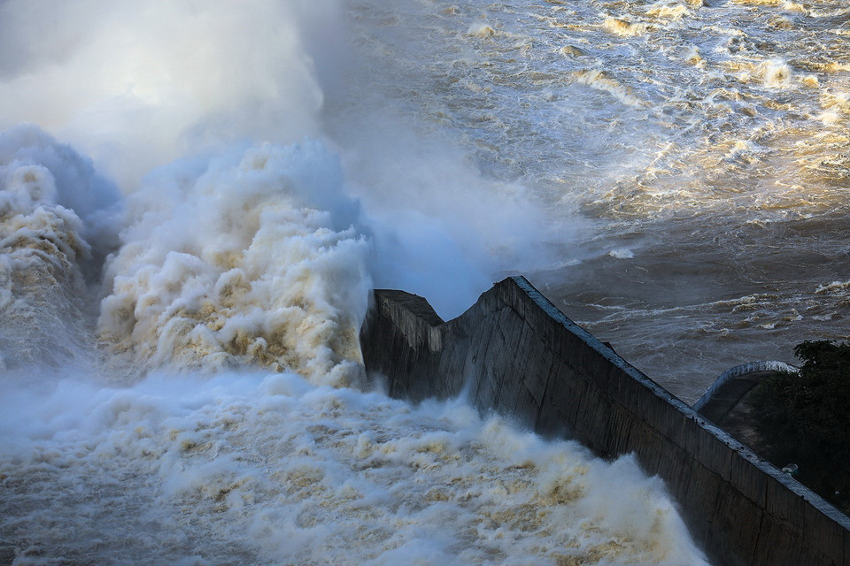 Những dòng nước cuộn tung trắng xóa về phía hạ lưu thủy điện Hòa Bình. (Ảnh: Trọng Đạt/TTXVN)