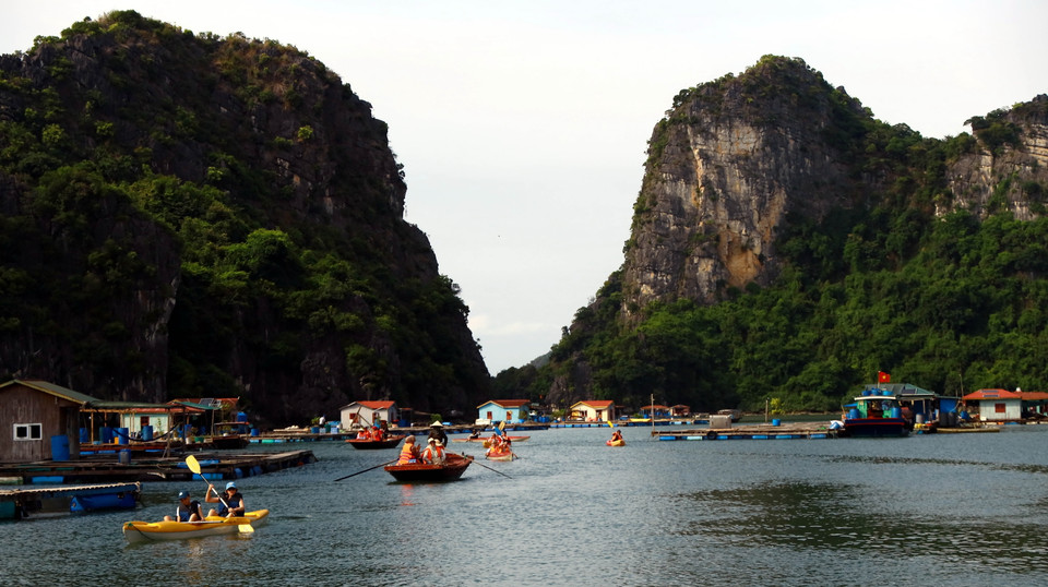 Du khách khám phá làng chài Vung Viêng trên Vịnh Hạ Long. (Ảnh: Đức Hiếu/TTXVN)