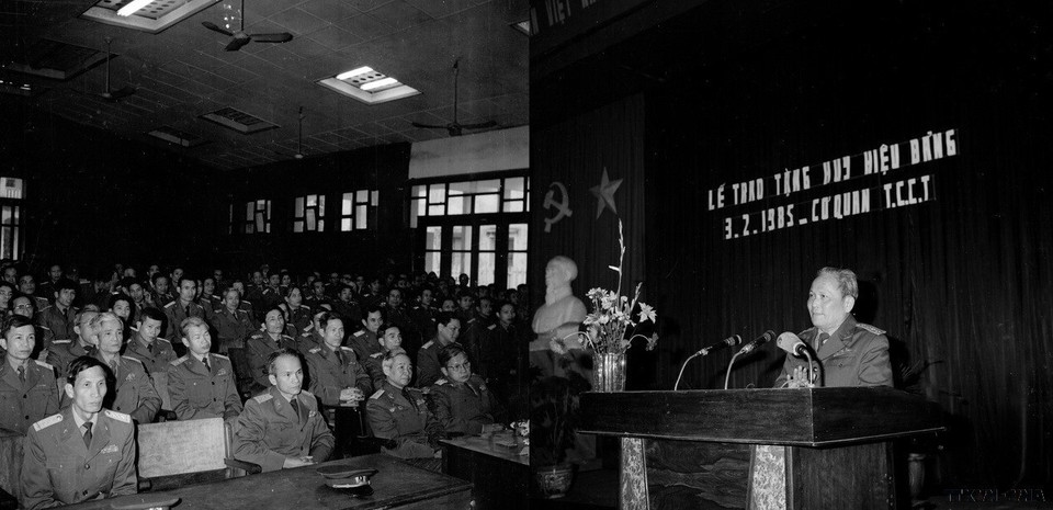 Đại tướng Chu Huy Mân phát biểu tại lễ trao huy hiệu 50 năm tuổi Đảng do Tổng cục Chính trị, Bộ Quốc phòng tổ chức (3/2/1985). (Ảnh: Hồng Thụ/TTXVN)