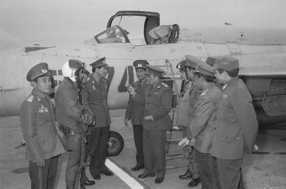 Đại tướng Chu Huy Mân, Chủ nhiệm Tổng cục Chính trị thăm, chúc Tết cán bộ, chiến sỹ đoàn không quân Thăng Long nhân dịp Tết Nguyên đán Giáp Tý (1984). (Ảnh: Hứa Kiểm/TTXVN)