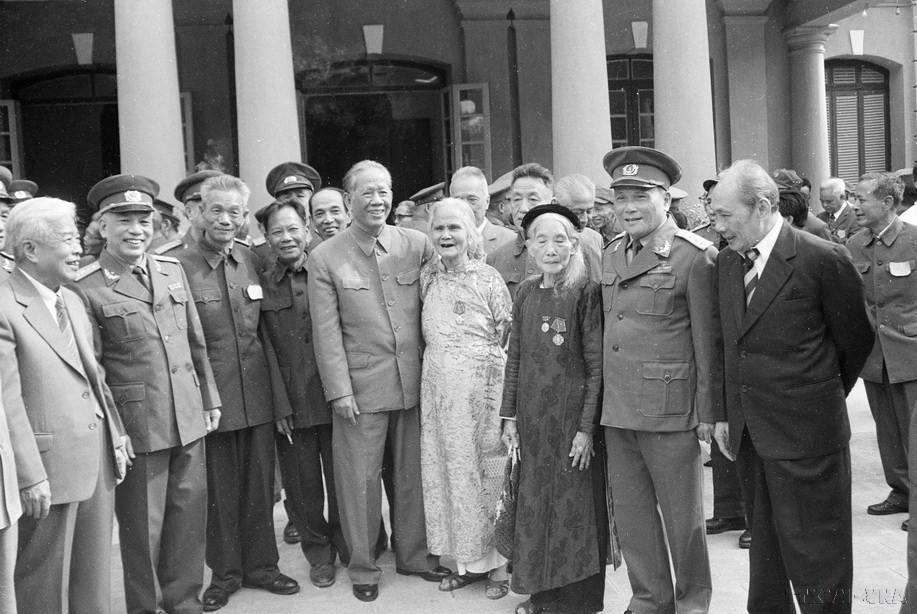 Đại tướng Chu Huy Mân (thứ hai, phải sang) cùng các vị lãnh đạo Đảng, Nhà nước gặp mặt các đại biểu Anh hùng Quân đội, gia đình liệt sỹ nhân kỷ niệm 40 năm Ngày thành lập Quân đội Nhân dân Việt Nam (1984). (Ảnh: Nguyễn Dĩnh/TTXVN)