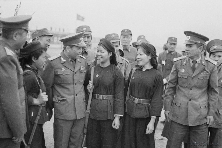 Đại tướng Chu Huy Mân, Chủ nhiệm Tổng cục Chính trị nói chuyện với các nữ dân quân dân tộc Tày ở Lạng Sơn (1984). (Ảnh: Hứa Kiểm/TTXVN)