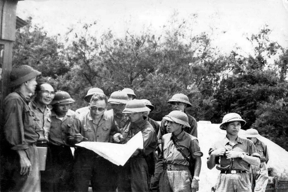 Thượng tướng Chu Huy Mân, nguyên Tư lệnh Quân giải phóng Quân khu 5 đang kiểm tra, theo dõi các mũi tiến công của quân giải phóng đánh vào thành phố Đà Nẵng (3/1975). (Ảnh: Tư liệu/TTXVN)