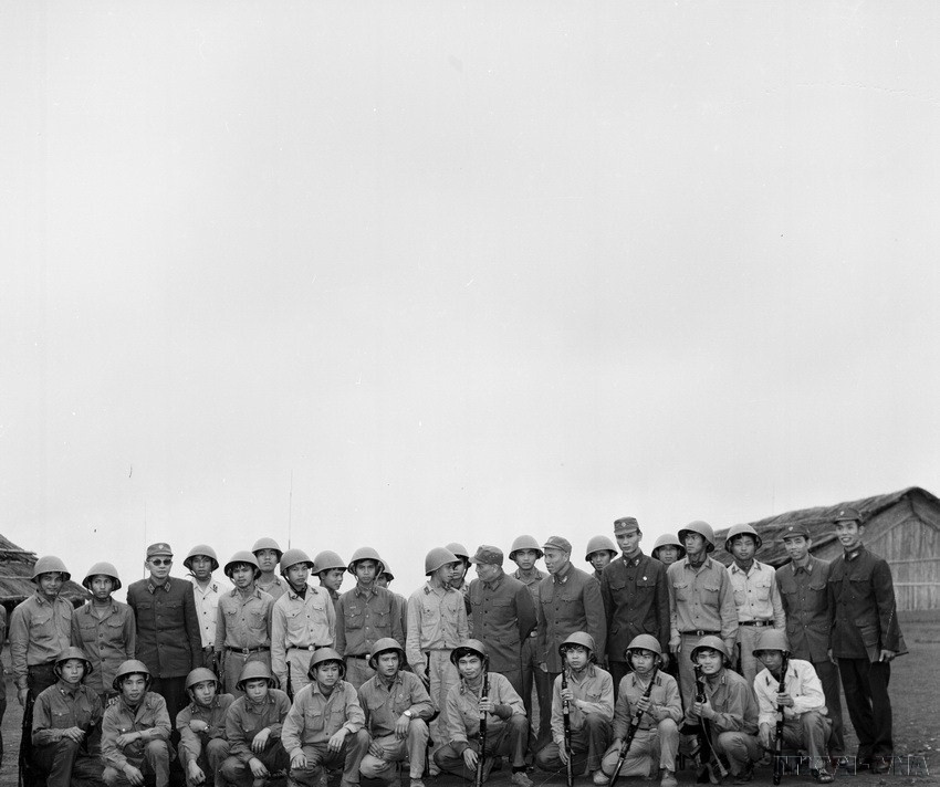 Đại tướng Chu Huy Mân, Chủ nhiệm Tổng cục Chính trị, Thiếu tướng Đặng Vũ Hiệp thăm, chúc tết cán bộ chiến sỹ sư đoàn quân Tiên phong nhân dịp Tết Tân Dậu 1981. (Ảnh: TXVN)