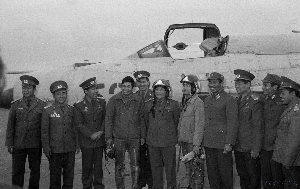 Đại tướng Chu Huy Mân, Chủ nhiệm Tổng cục Chính trị thăm, chúc Tết cán bộ, chiến sỹ đoàn Không quân Thăng Long nhân dịp Tết Nguyên đán Giáp Tý (1984). (Ảnh: Hứa Kiểm/TTXVN)