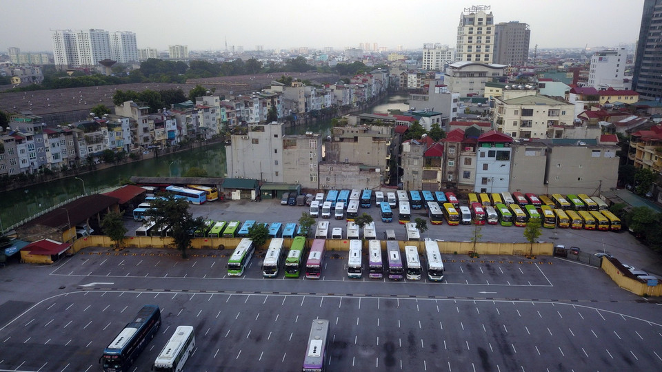 Bến xe Gia Lâm chủ yếu dùng làm nơi đỗ xe buýt công cộng. (Ảnh: Thành Đạt/TTXVN)