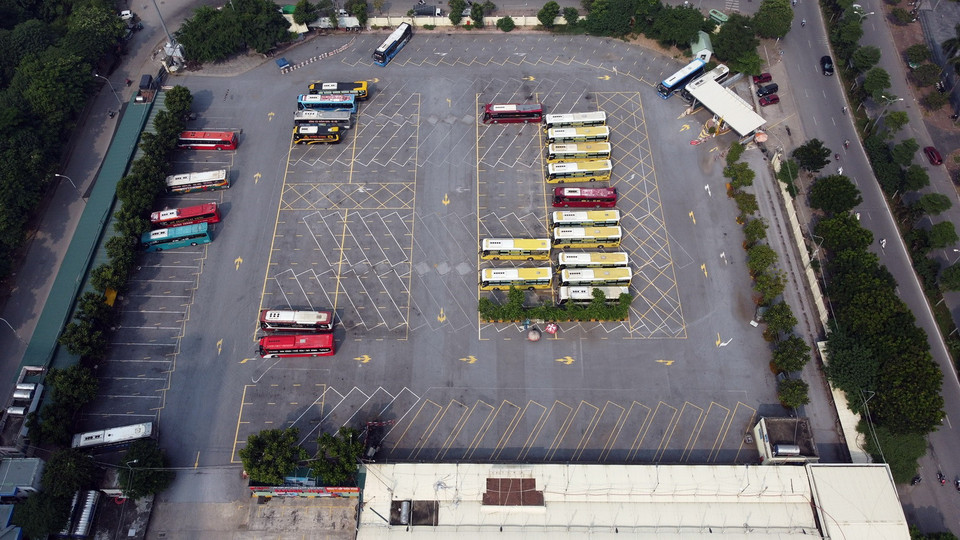  Tại khu vực bãi đậu xe của các tỉnh đến, có hơn chục chiếc xe đậu từ ngày cuối tháng 7/2021. (Ảnh: Huy Hùng/TTXVN)