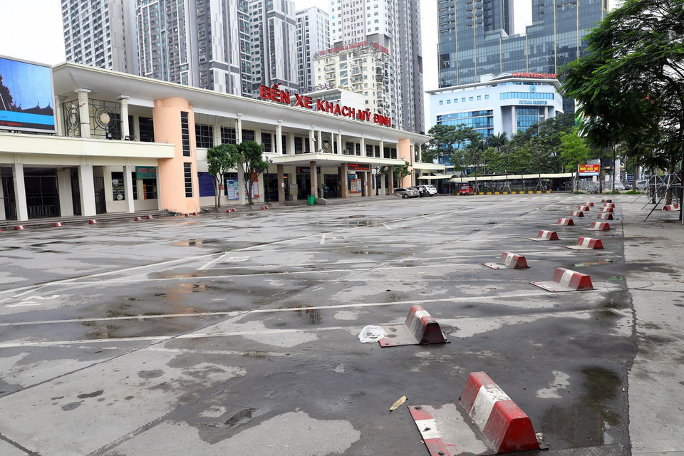  Bến xe Mỹ Đình không một bóng người. (Ảnh: Huy Hùng/TTXVN)