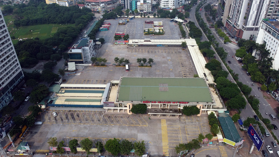  Bến xe Mỹ Đình vắng vẻ, không bóng người. (Ảnh: Huy Hùng/TTXVN)