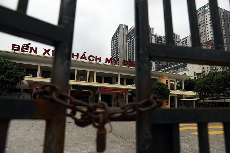  Bến xe Mỹ Đình đóng tất cả các lối ra vào bến, bên trong bến trở nên đìu hiu vắng vẻ. (Ảnh: Huy Hùng/TTXVN)