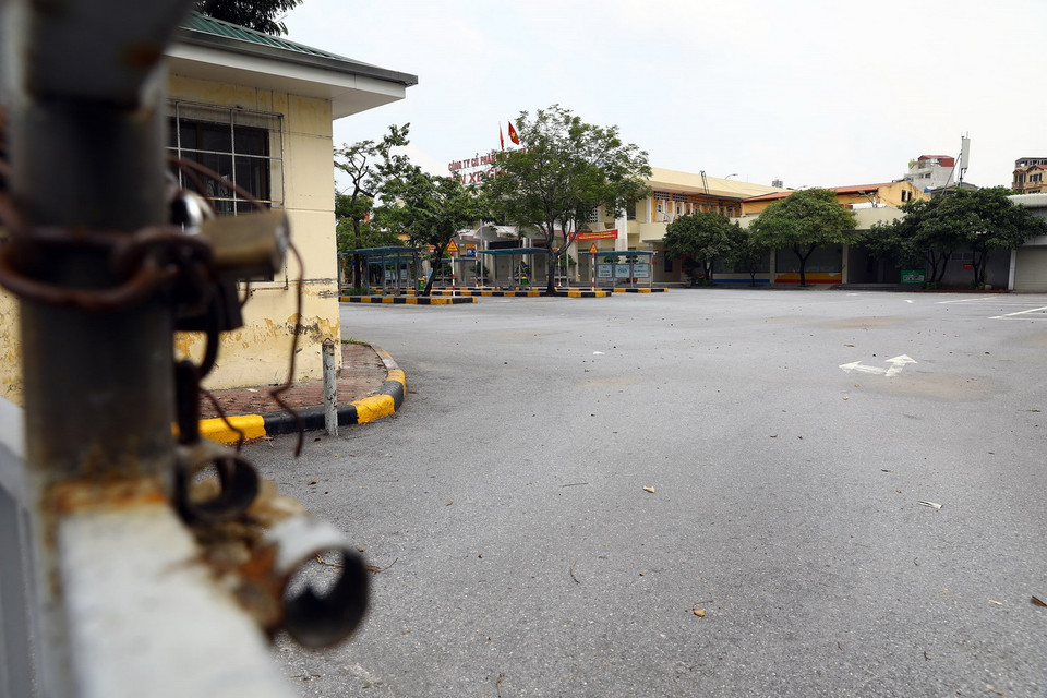  Các cửa vào bến xe Giáp Bát luôn trong tình trạng khóa trái, bên trong vắng lặng đìu hiu. (Ảnh: Huy Hùng/TTXVN)