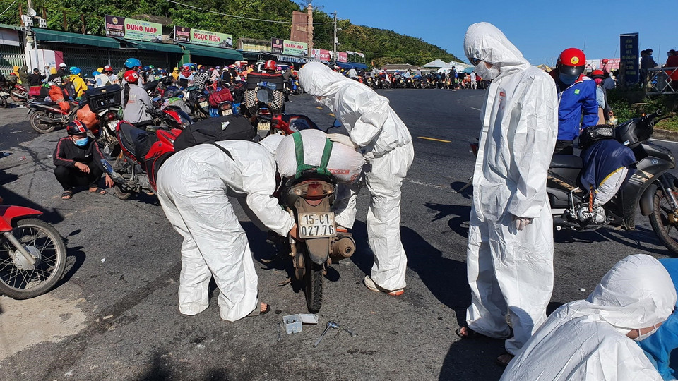  Sửa chữa xe miễn phí cho người dân trên đèo Hải Vân. (Ảnh: TTXVN phát)