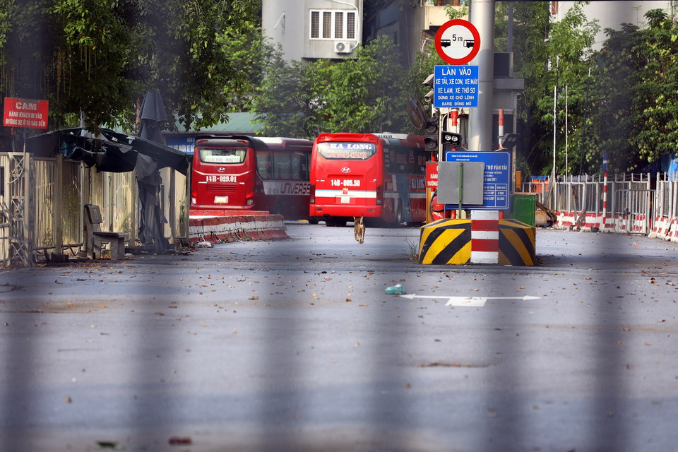  Bên trong bến xe Giáp Bát một vài chiếc xe nằm lại từ cuối tháng 7/2021. (Ảnh: Huy Hùng/TTXVN)