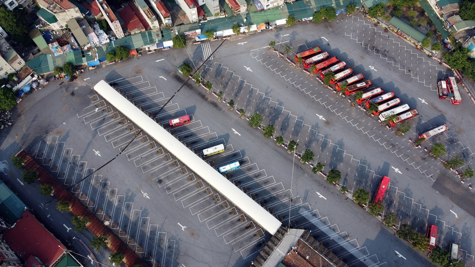  Mấy chục đầu xe của các đơn vị vận tải liên tỉnh đã đỗ tại bến xe Giáp Bát gần 3 tháng. (Ảnh: Huy Hùng/TTXVN)