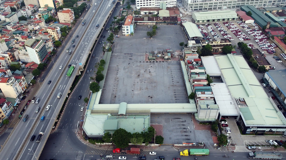  Là một trong những bến xe sôi động tại Thủ đô không kể ngày đêm lễ Tết, giờ bến xe Nước Ngầm vắng vẻ quạnh hưu. (Ảnh: Huy Hùng/TTXVN)