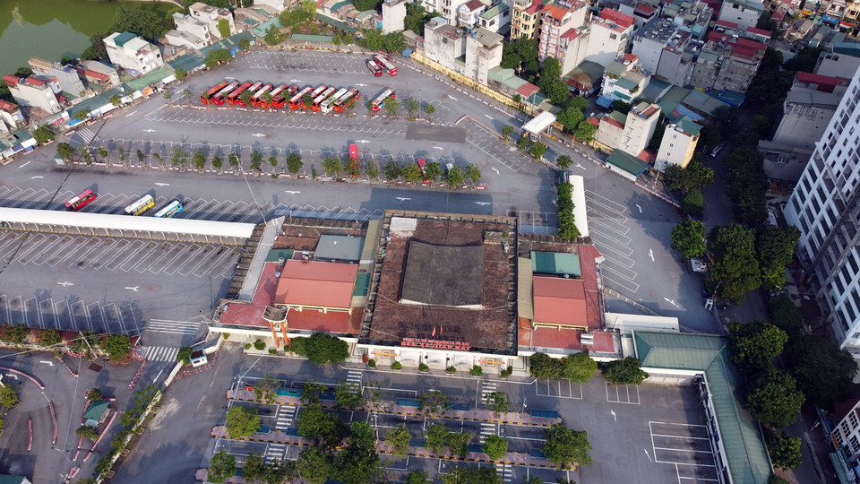 Bến xe Giáp Bát chủ yếu là các xe của các đơn vị vận tải đỗ lại từ ngày Hà Nội thực hiện chỉ thị 16. (Ảnh: Huy Hùng/TTXVN)