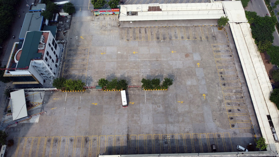  Khu vực bãi xe đón khách có duy nhất một chiếc. (Ảnh: Huy Hùng/TTXVN)