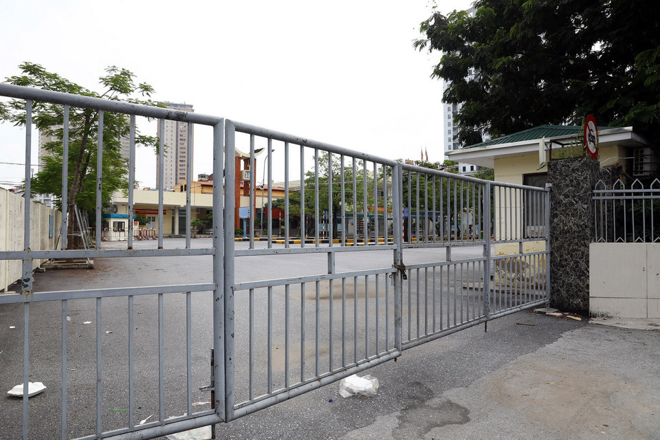  Tất cả cửa vào bến xe Giáp Bát đều trong tình trạng "cửa đóng, then cài." (Ảnh: Huy Hùng/TTXVN)