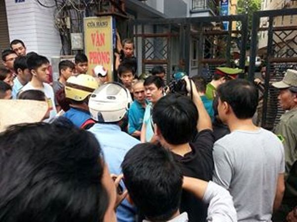 Người dân hiếu kỳ đứng vây quanh hiện trường vụ cháy. (Ảnh: Sơn Bách/Vietnam+)