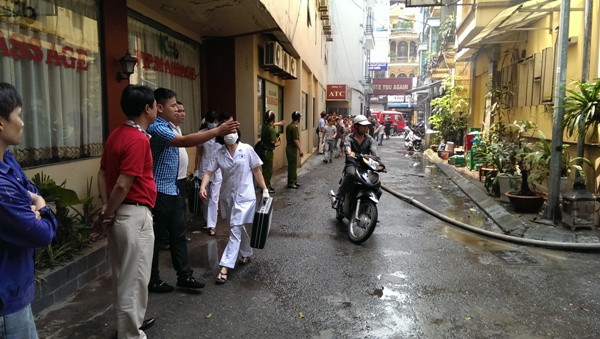 Lực lượng y tế có mặt để cấp cứu người bị nạn. (Ảnh: Sơn Bách/Vietnam+)