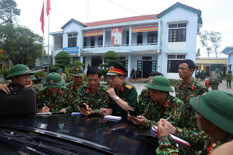 Các lực lượng họp bàn kế hoạch trước lúc lên đường tiến vào khu vực thủy điện Rào Trăng 3. (Ảnh: Trần Lê Lâm/TTXVN)
