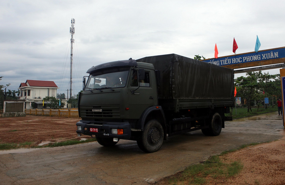 Các lực lượng lên đường tiến vào khu vực thủy điện Rào Trăng 3 để cứu hộ, cứu nạn. (Ảnh: Trần Lê Lâm/TTXVN)