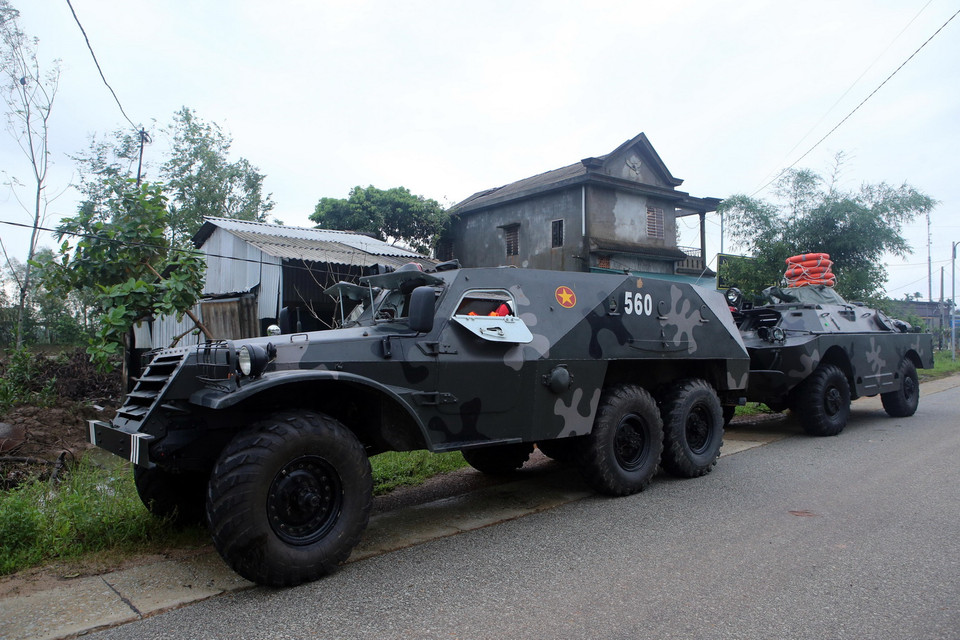 Các phương tiện sẵn sàng cho các phương án triển khai tiến vào khu vực thủy điện Rào Trăng 3 để cứu hộ, cứu nạn. (Ảnh: Trần Lê Lâm/TTXVN)