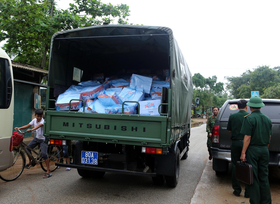 Xe vận chuyển lương thực tiếp tế trong qua trình cứu hộ, cứu nạn các nạn nhân vụ sạt lở đất ở thủy điện Rào Trăng 3. (Ảnh: Trần Lê Lâm/TTXVN)
