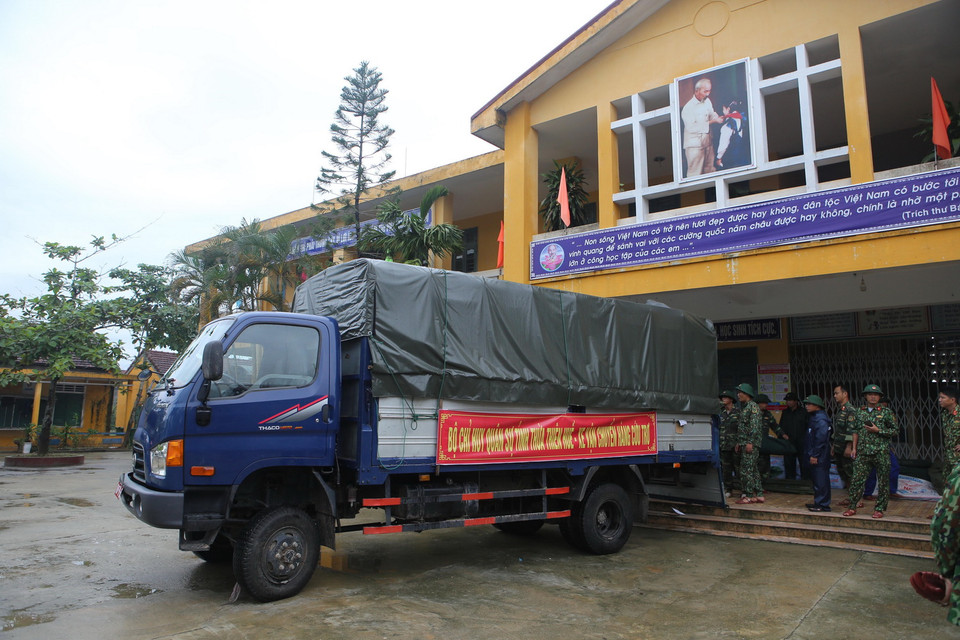 Các lực lượng chuẩn bị tiến vào khu vực thủy điện Rào Trăng 3 để cứu nạn cứu hộ. (Ảnh: Trần Lê Lâm/TTXVN)