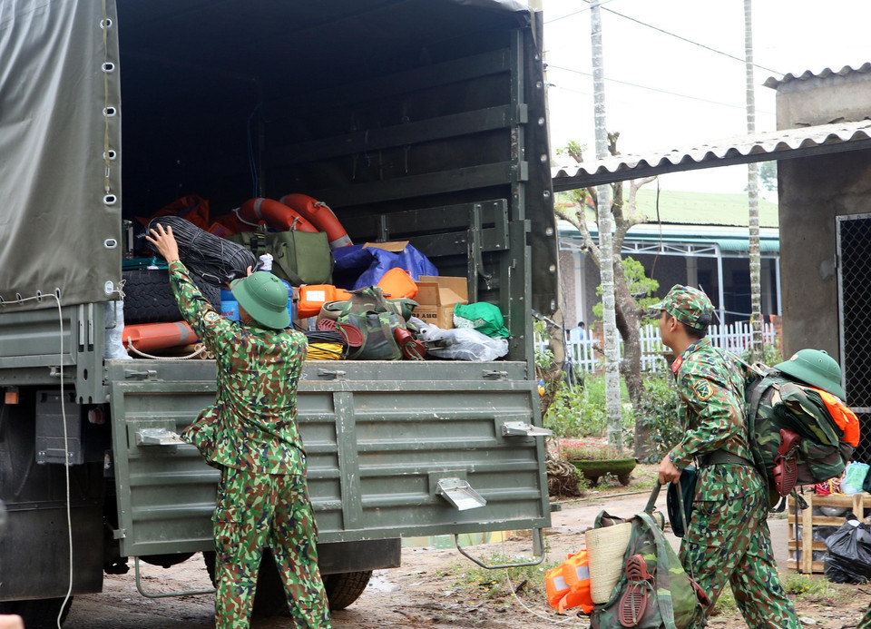Các lực lượng bộ đội lên đường làm nhiệm vụ. (Ảnh: Trần Lê Lâm/TTXVN)