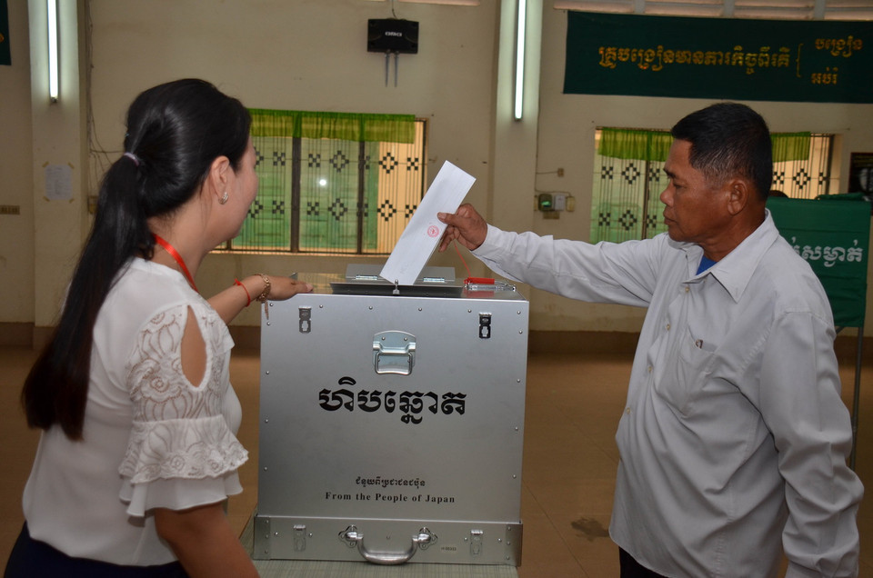 Cử tri bỏ phiếu bầu ở phòng phiếu 1697 ở thành phố Ta Khmau, tỉnh Kandal.