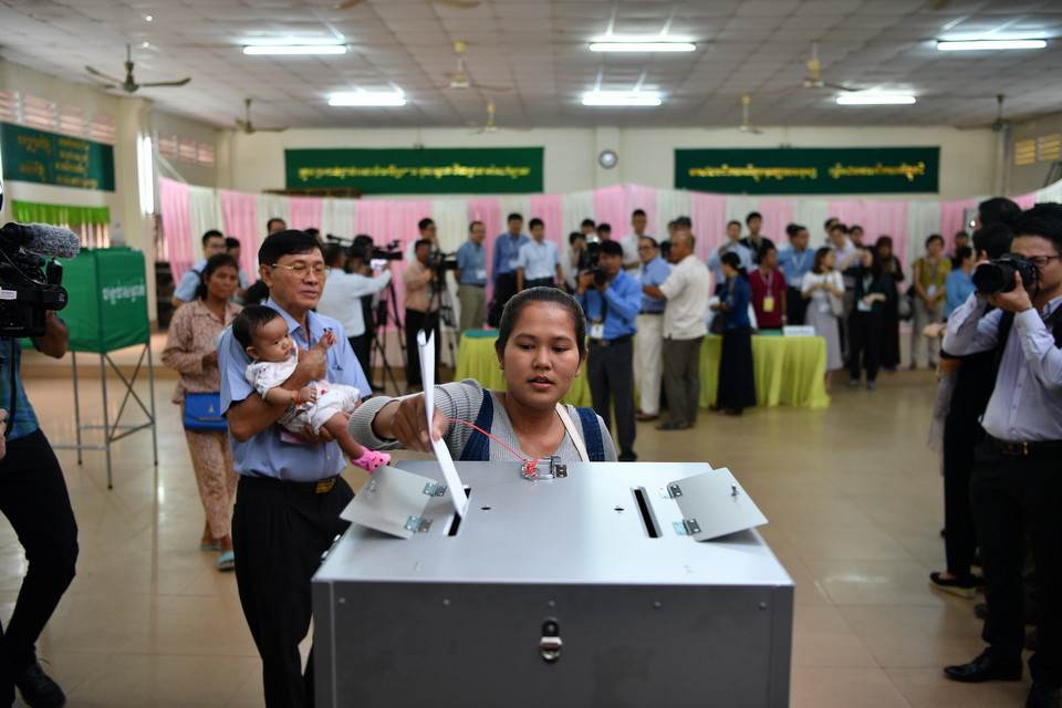  Cử tri Campuchia bỏ phiếu bầu Quốc hội khóa VI tại điểm bầu cử ở Phnom Penh. (Nguồn: AFP/TTXVN)