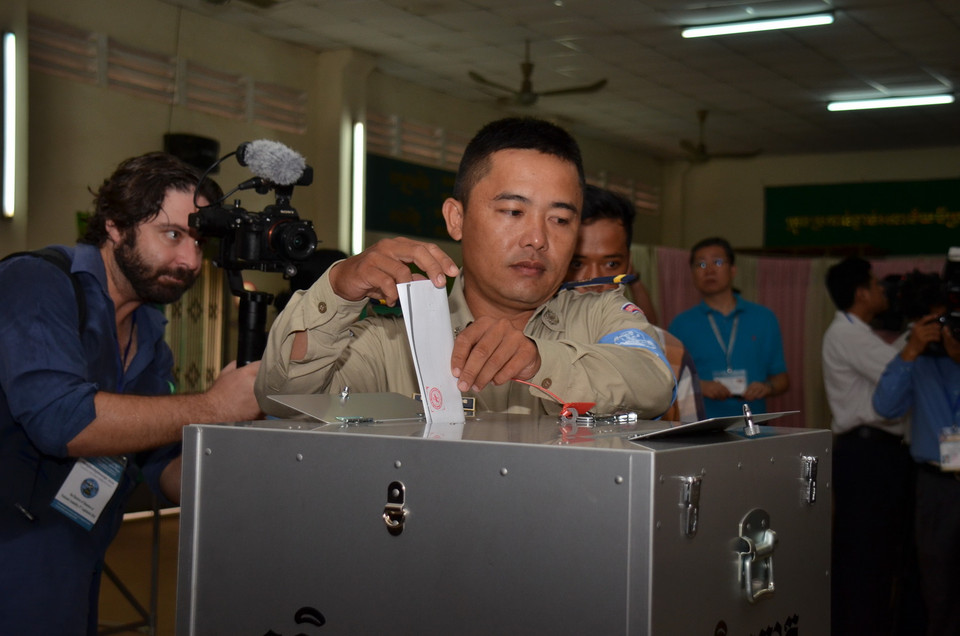 Quang cảnh bỏ phiếu tại phòng phiếu 1697 ở thành phố Ta Khmau, tỉnh Kandal.