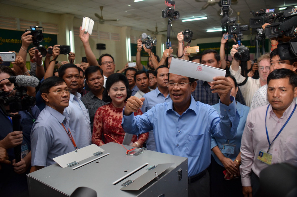 Thủ tướng Campuchia đồng thời là Chủ tịch CPP Samdech Techo Hun Sen đi bầu tại điểm bỏ phiếu ở thành phố Ta Khmau, tỉnh Kandal. 