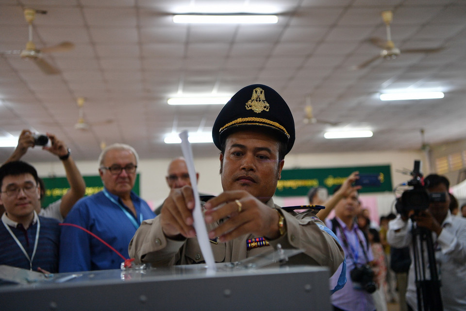 Cử tri Campuchia bỏ phiếu tại điểm bầu cử ở Phnom Penh. (Nguồn: AFP/TTXVN)